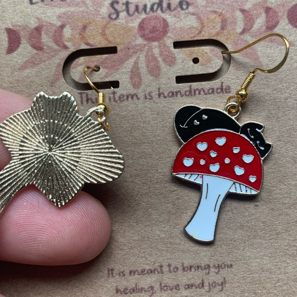 🍄NWT✨ Enamel Earrings 🐈‍⬛ Hand Crafted ✨Black Cat Sleeping on Mushroom 🍄 - Picture 3 of 4